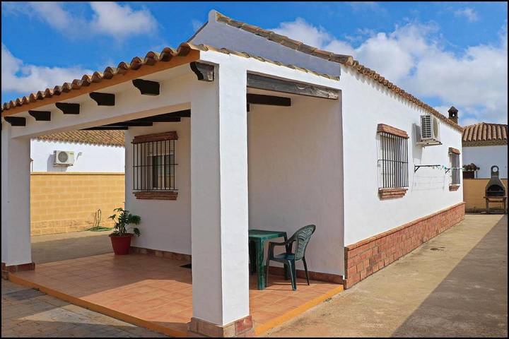 Bungalow para 5 personas, con piscina y jardín en Conil de la Frontera