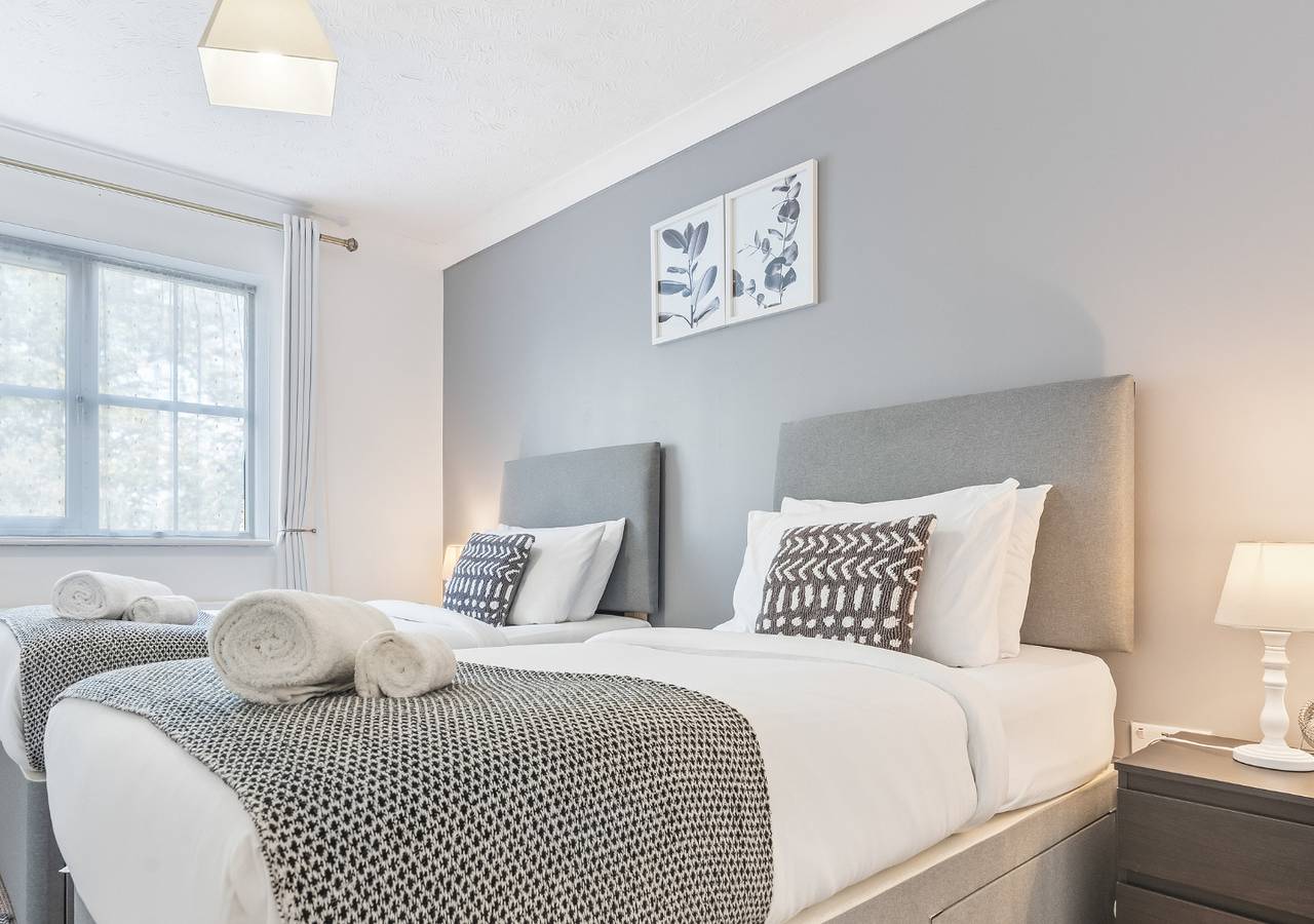 2 Bedrooms - 3 Beds - Quiet Retreat - Parking in Stafford, Staffordshire