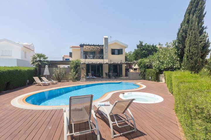 Gîte pour 6 personnes, avec Balcon/Terrasse ainsi que Jardin et Piscine à Chypre