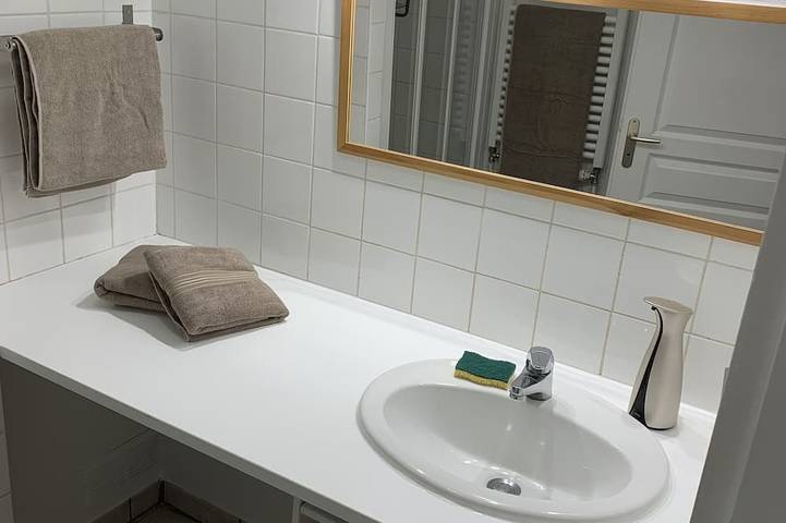 Location de vacances pour 4 personnes, avec terrasse ainsi que jacuzzi et jardin, animaux acceptés dans le Jura