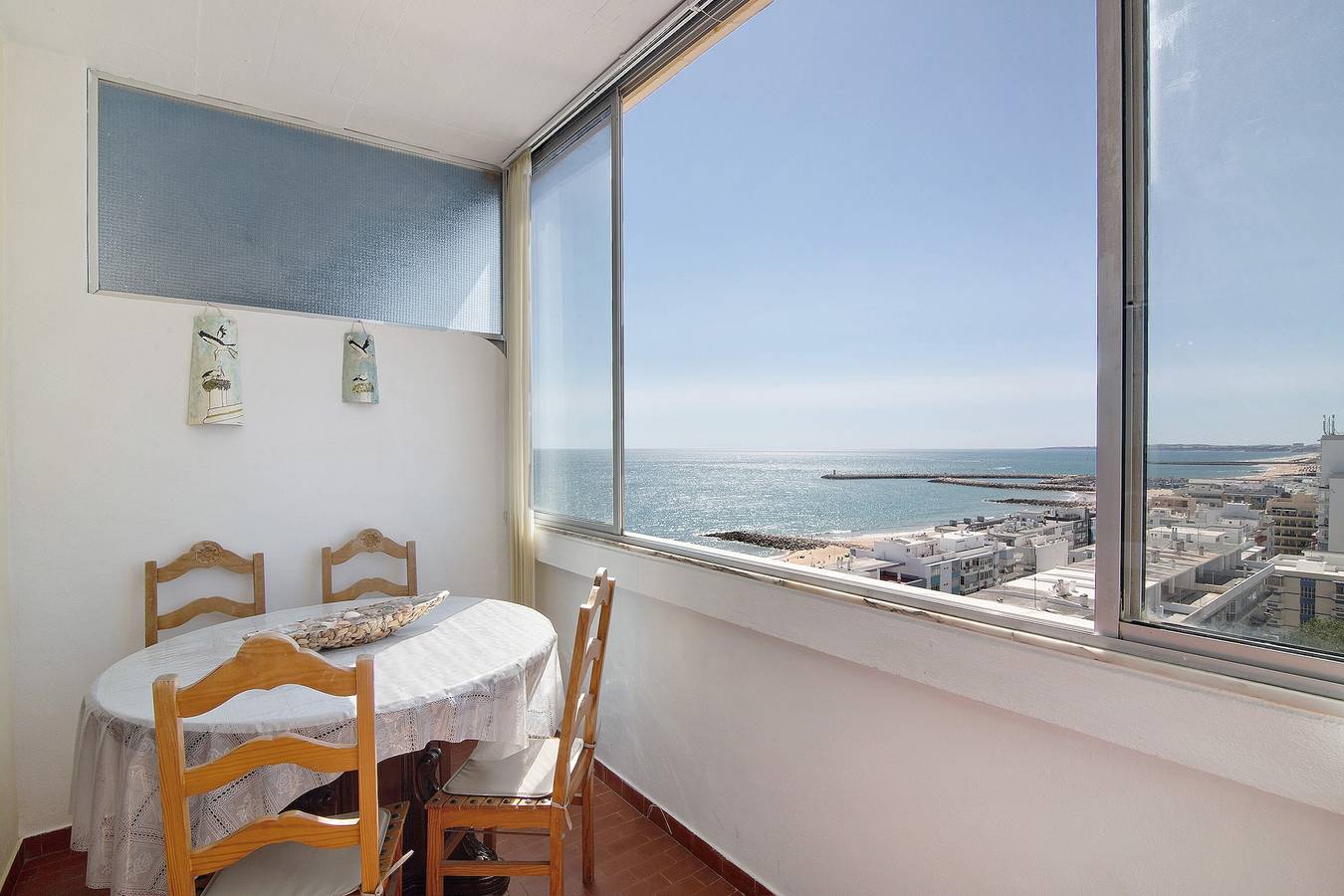 Apartamento inteiro, Apartamento 'Vip T2 em Frente a Praia' com Vista para o Mar, Terraço & Wi-Fi in Cavacos, Quarteira