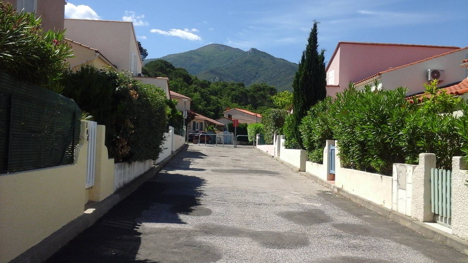 Petit pavillon entre mer et montagne, dans village Catalan in Sorède, Région de Céret