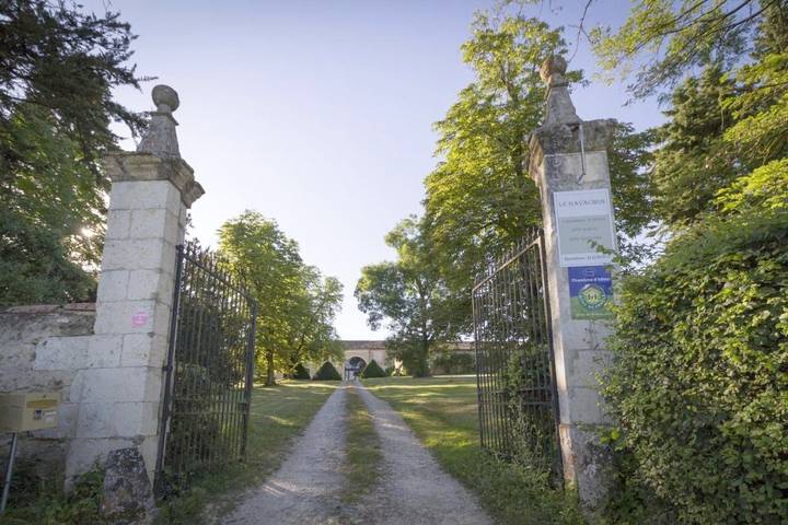 Location de vacances pour 2 personnes, avec vue ainsi que jardin et piscine à Leboulin