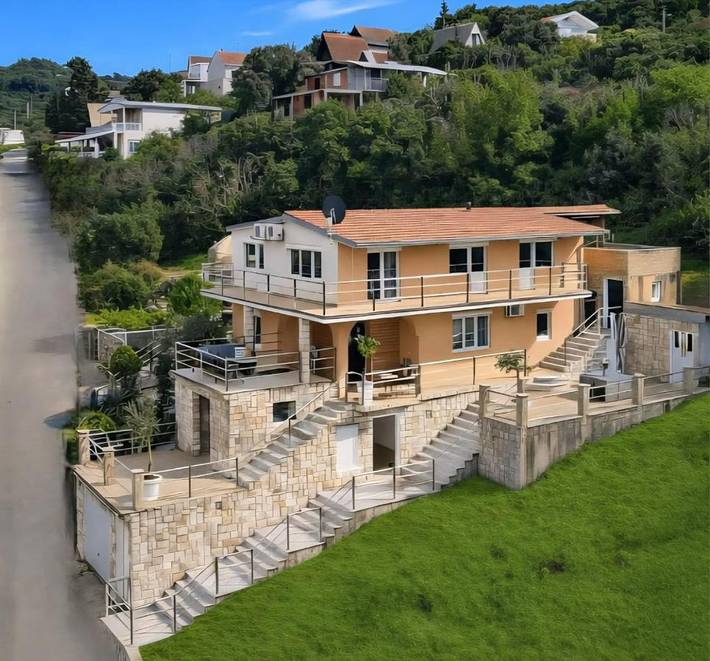 Villa für 11 Personen, mit Balkon und Terrasse sowie Garten und Pool in Montenegro - 2