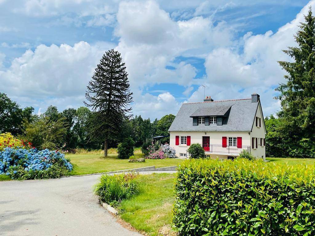 Maison au calme grand jardin privé aire de jeux Lac de Guerledan in Plouguernével, Région de Guingamp
