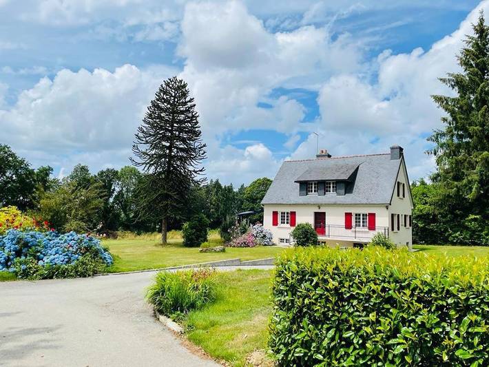 Location de vacances pour 9 personnes, avec Terrasse ainsi que Jardin et Vue à Plouguernével