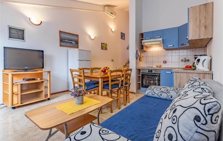 Ganze Ferienwohnung, Gemütliche Ferienwohnung 1 km vom Strand entfernt mit Terrasse, Parkplatz und WLAN in Banjole, Südküste Istrien