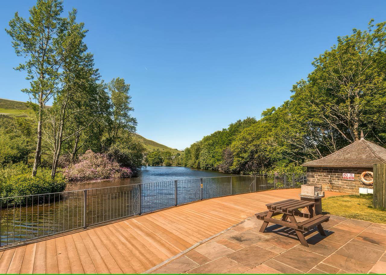 Lakeside Pods - pets welcome in Saddleworth, Greater Manchester