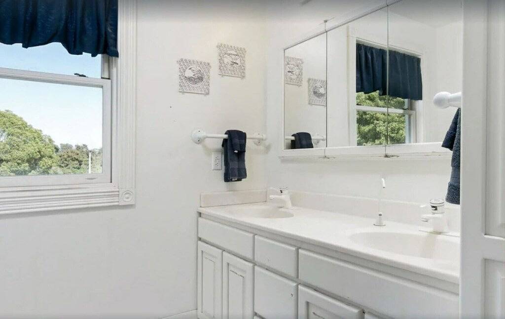 Post-Victorian with Private Pool & Sprawling Grounds, Near Wedding Venues. in Ventura County