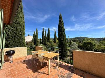 Gîte pour 6 personnes, avec jardin et vue à Simiane-Collongue