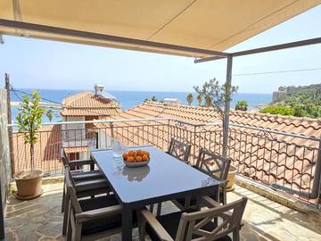 Gîte pour 8 personnes, avec vue et balcon à Koróni