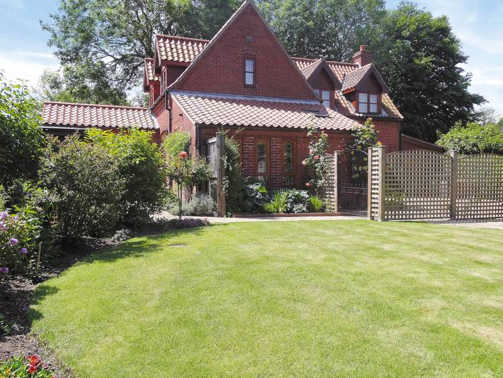 Log cabin for 2 people, with garden in North Norfolk