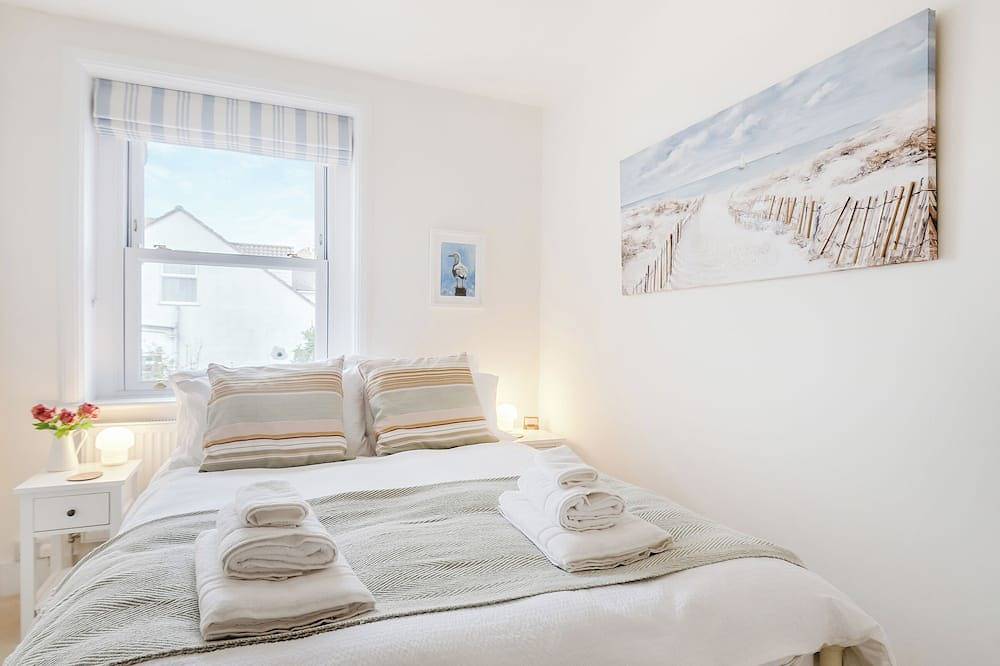 We love this cosy cottage, located just a two minute walk from the beach. in Fareham, Hampshire
