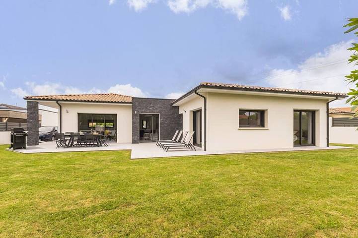 Gîte pour 7 personnes, avec jardin et jacuzzi