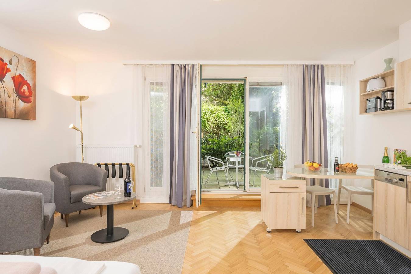 Ganze Ferienwohnung, Appartment mit kleinem Garten und Terrasse in Hernals, Wien