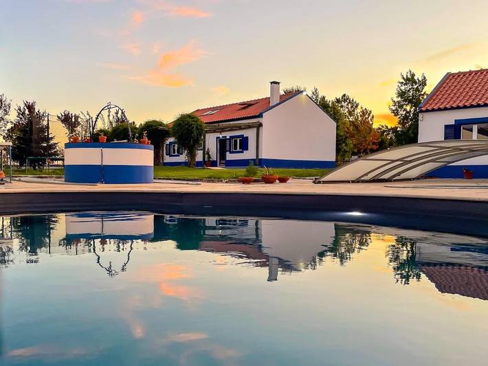 Gîte pour 6 personnes, avec piscine et vue ainsi que jardin et bassin pour enfant dans Santo Estevão