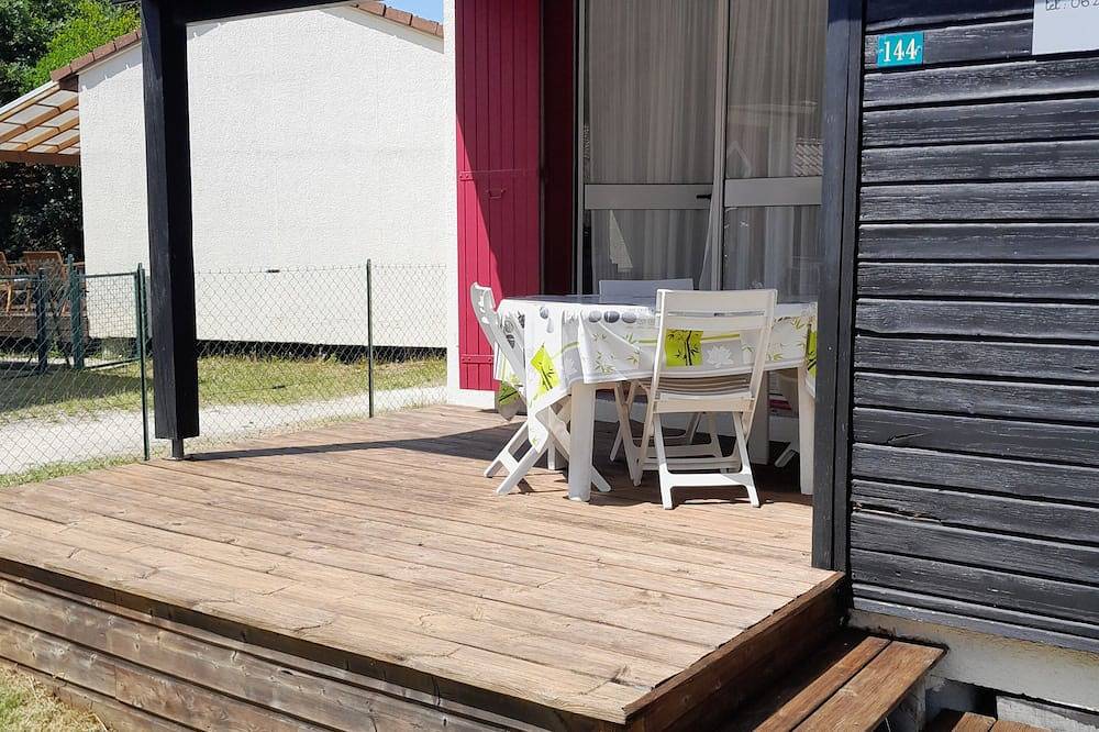 4-Person Chalet . nearby attractions. Air conditioning in Hourtin, Parque natural regional del Médoc