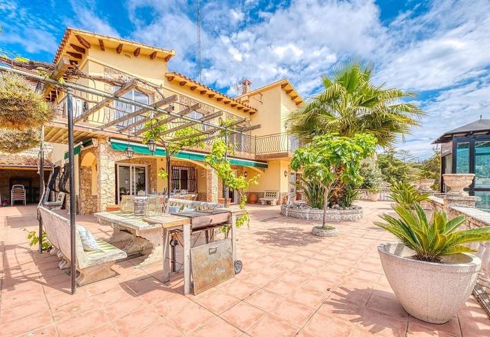 Villa "Costacabana - Dolce Vita" mit privatem Pool, privaten Terrassen & WLAN in Central Lloret de Mar, Lloret de Mar