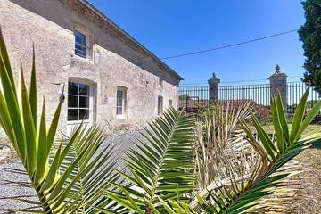 Gîte pour 4 personnes, avec terrasse à Anglade