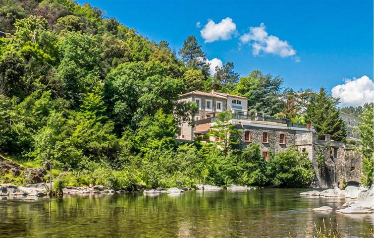 Location de vacances pour 18 personnes, avec piscine et jacuzzi à Corbès
