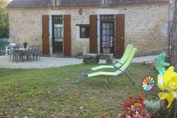 Gîte pour 6 personnes, avec jardin ainsi que jacuzzi et terrasse à Tursac