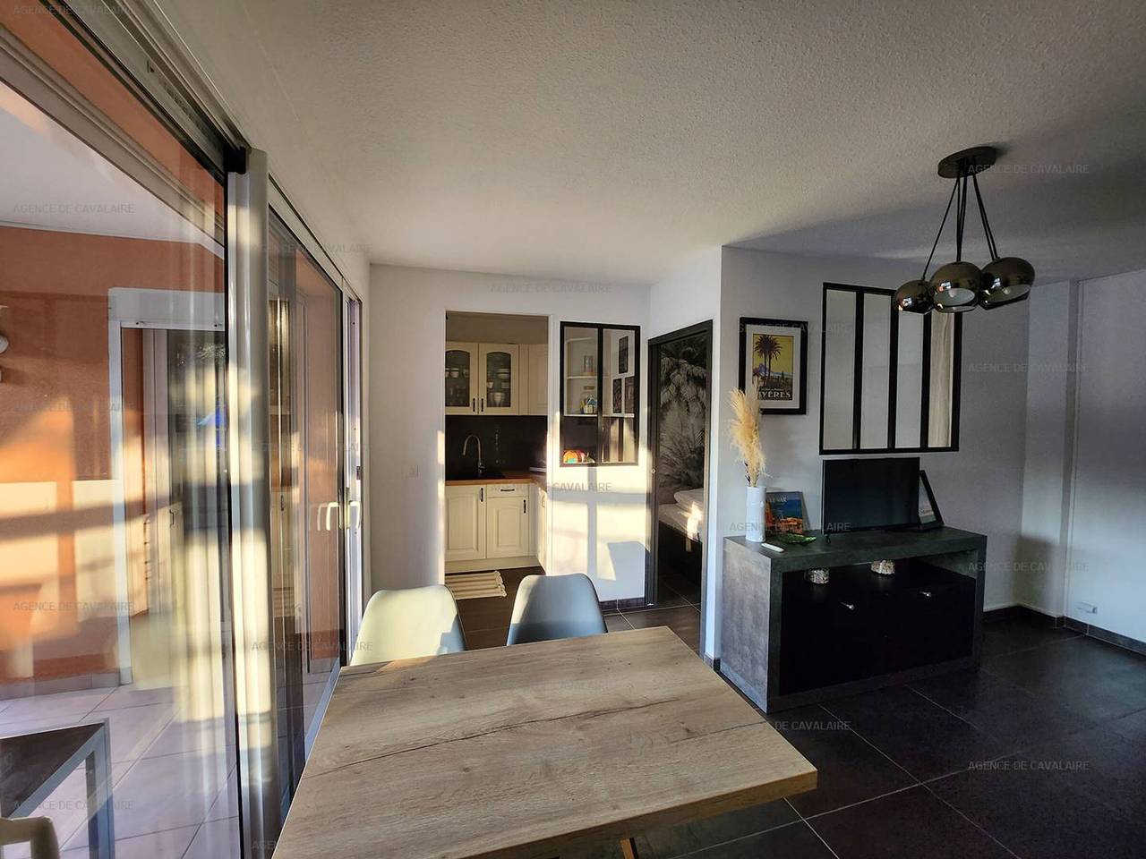 Entire apartment, Renovated 2Br Apartment in Cavalaire: Walk to Beach & Shops, A/C, Terrace with View in Cavalaire-sur-Mer, Draguignan region