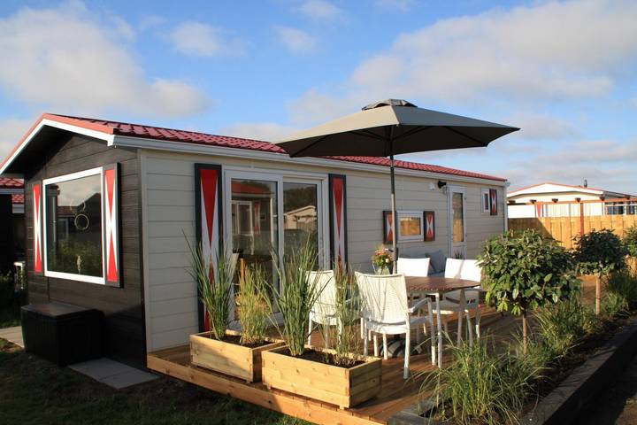 Chalet für 4 Personen, mit Terrasse und Balkon/Terrasse in Serooskerke