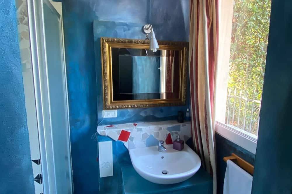 Ganze Wohnung, White Beach House - App 2 in Onno (Oliveto Lario), Oliveto Lario