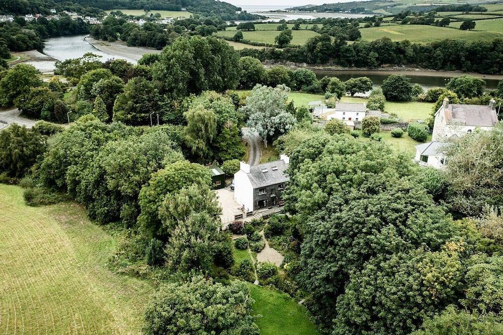 An incredible retreat on the coast for 10, with a beautiful garden in St Dogmaels, Cardigan Bay