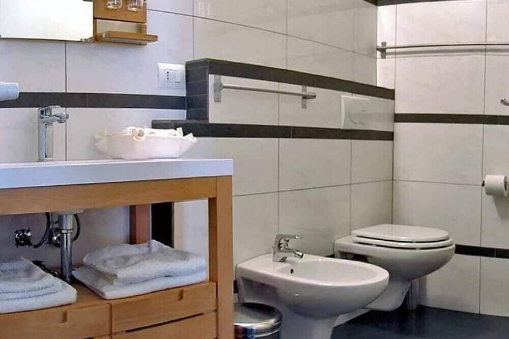 Appartamento intero, Centro, wi-fi ,climatizzato,utenze pulizie biancheria camere e bagno comprese . in Parma, Provincia di Parma