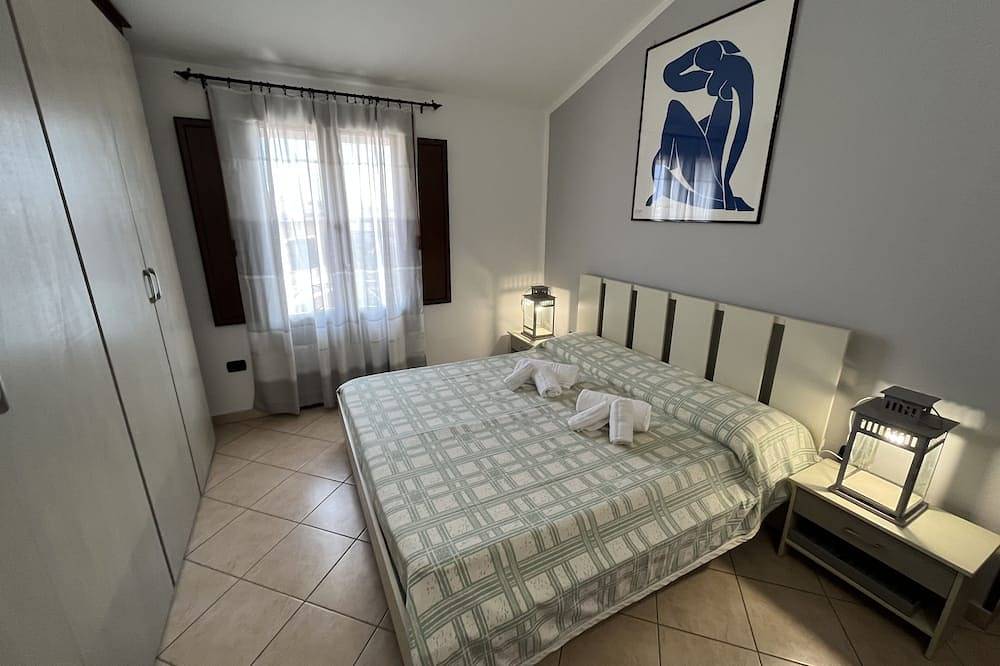 Entire apartment, Casa Mimì - Three Bedroom Apartment, Sleeps 5 in Cabras, Stagno di Càbras