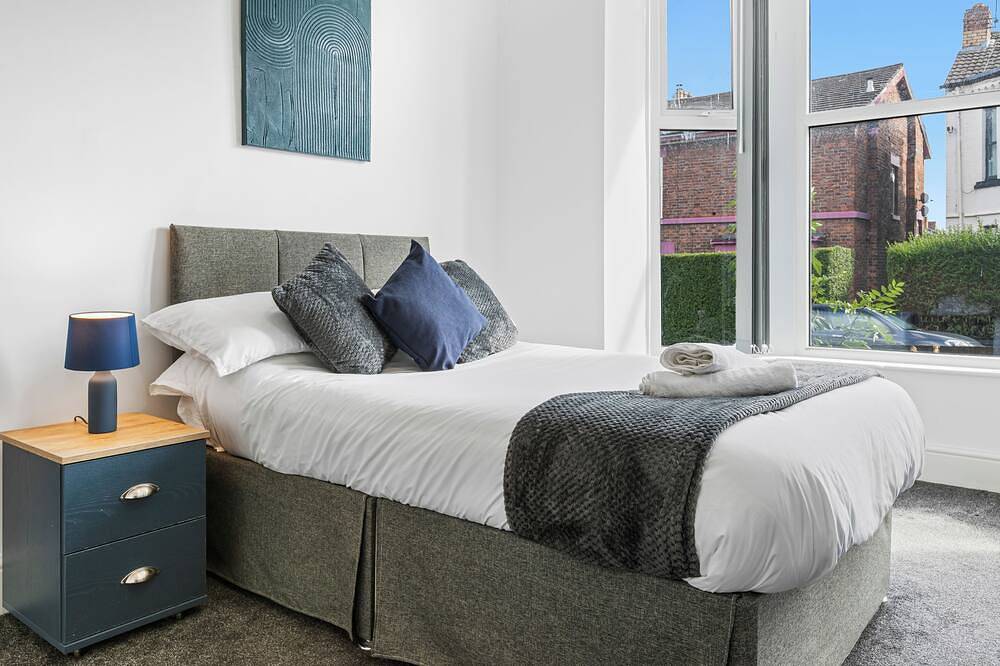 Large 6 bed 3 bath House ideal for workers/large groups in Merseyside