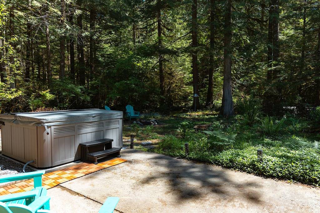 Private Log Cabin in the Woods - Hot Tub, Bbq, Wifi, Gazebo, Gaming Garage in Maple Falls, Mount Baker-Snoqualmie Nationalwald