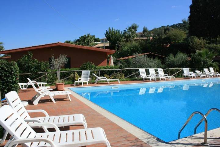 Ferienhaus für 2 Personen, mit Balkon und Terrasse sowie Garten und Pool in Santa Domenica