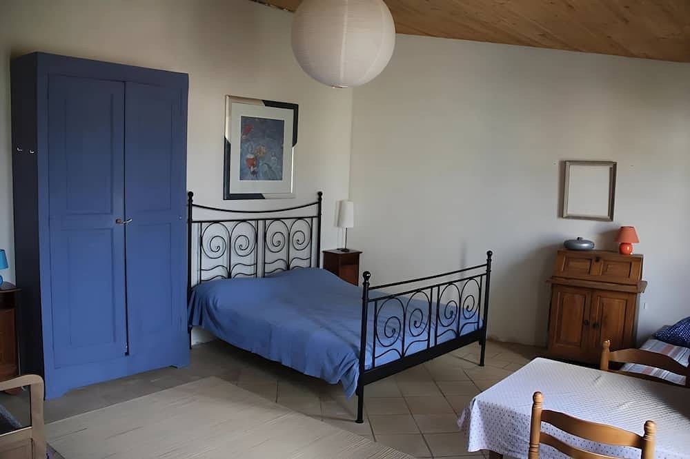 Charming Stone House in Provence with Garden – Peaceful Location in Boulbon in Boulbon, Region de Arles