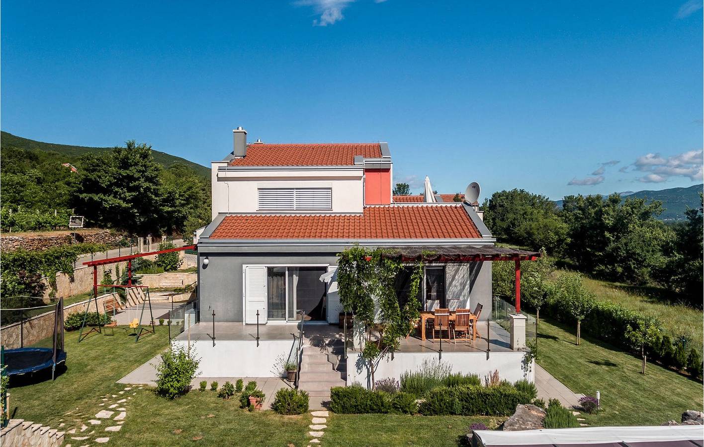 Reizende 1-Zimmer-Wohnung mit Pool, WLAN und Parkplatz in Dalmatinisches Zagora