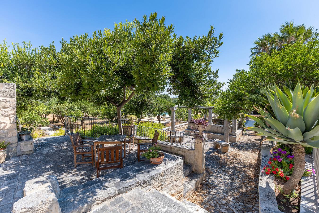 Entire apartment, Apartment 'In Villa Con Vista' with Shared Pool, Wi-Fi and Air Conditioning in Modica, Ragusa Province