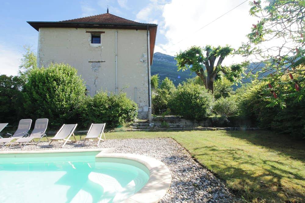 Family home, peaceful setting and swimming pool! in Billième, Chambéry und Umgebung