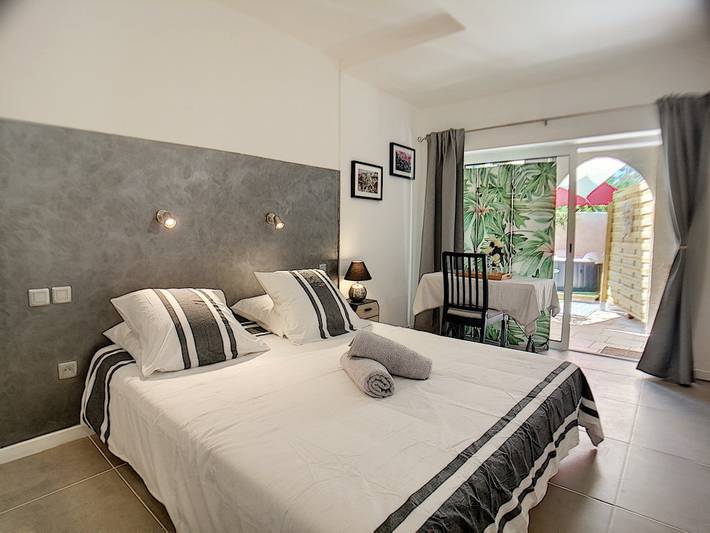 Chambre d’hôte pour 2 personnes, avec jacuzzi ainsi que piscine et jardin