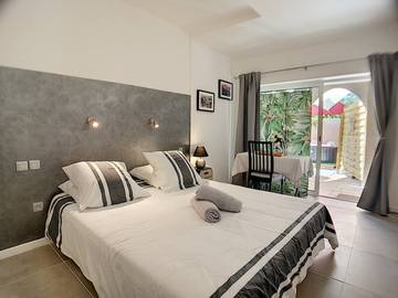 Chambre d’hôte pour 2 personnes, avec jacuzzi ainsi que jardin et piscine à Tarascon
