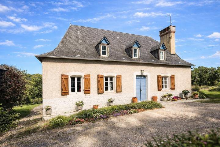 Gîte pour 10 personnes, avec terrasse et jardin dans Béarn