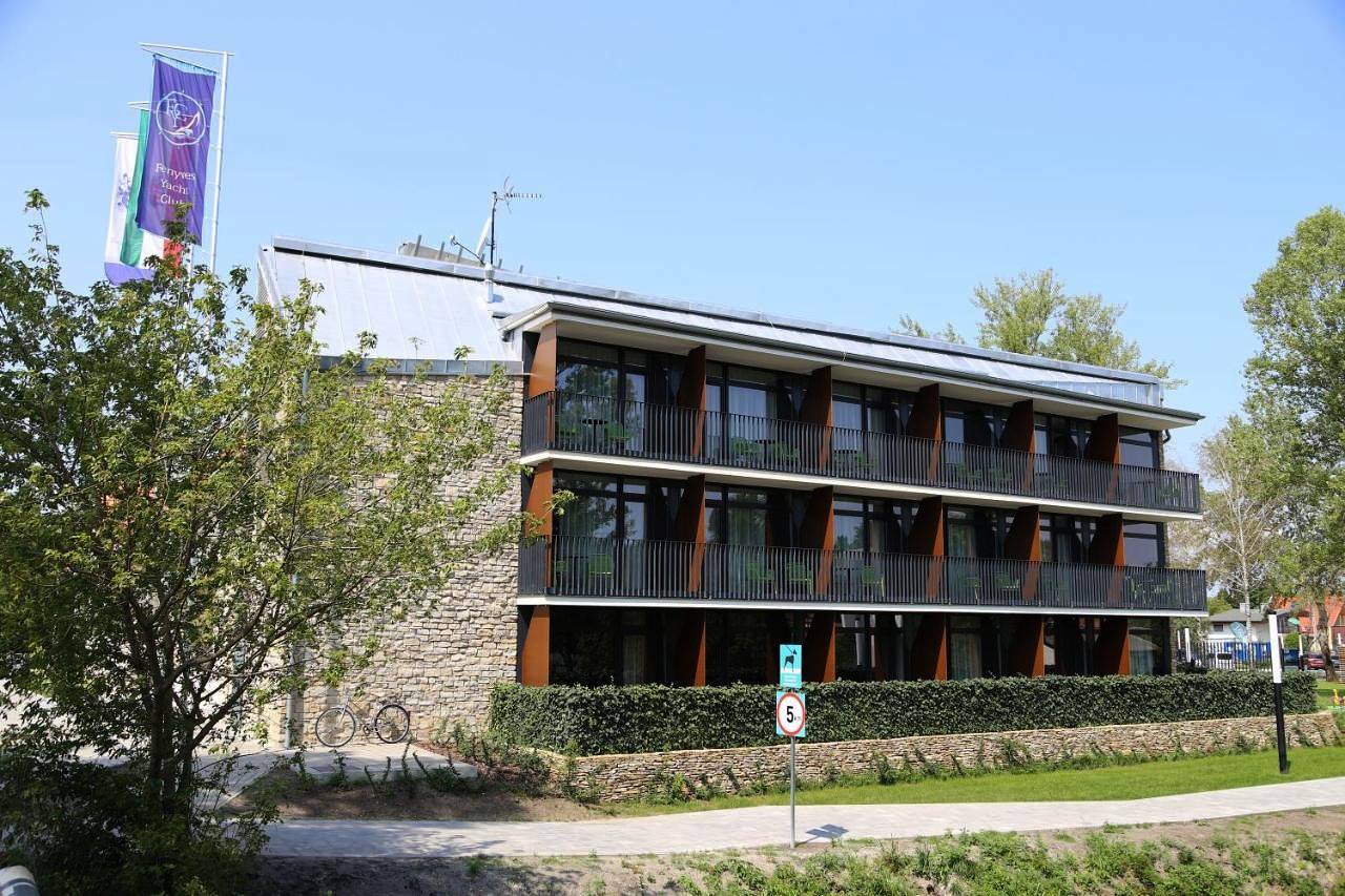 Fenyves Yacht Club Superior in Balatonfenyves, Południowe brzegi Balatonu