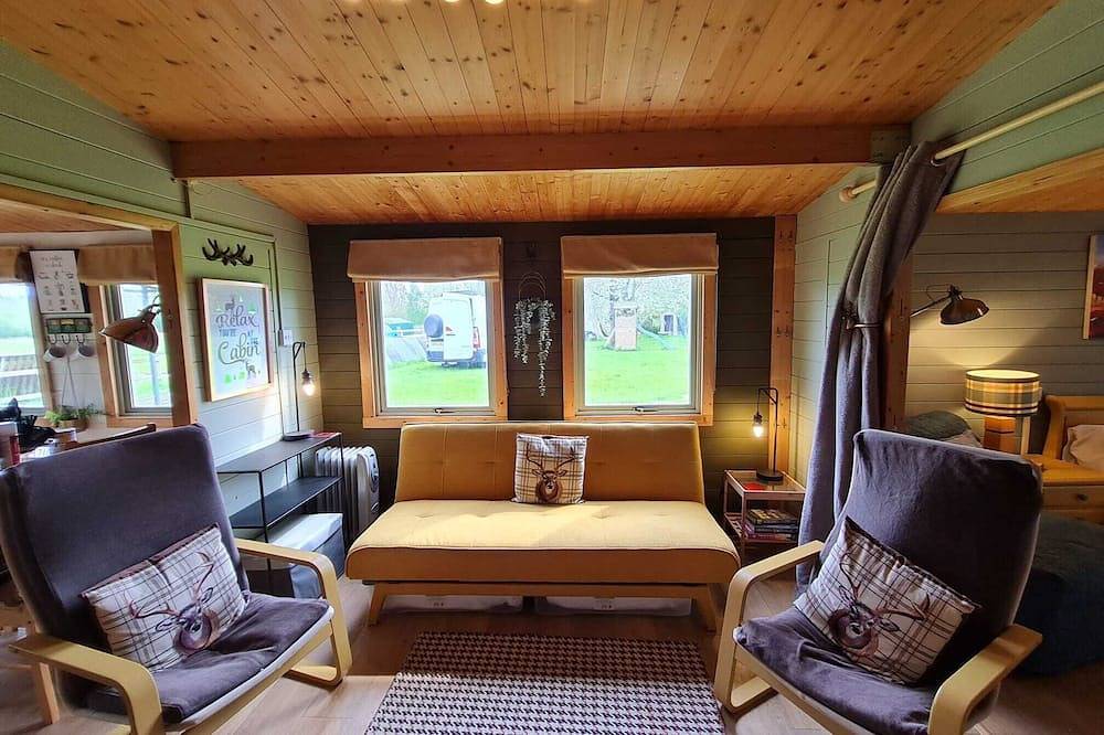 Family size wilderness style cabin just off the A1 in Bedford
