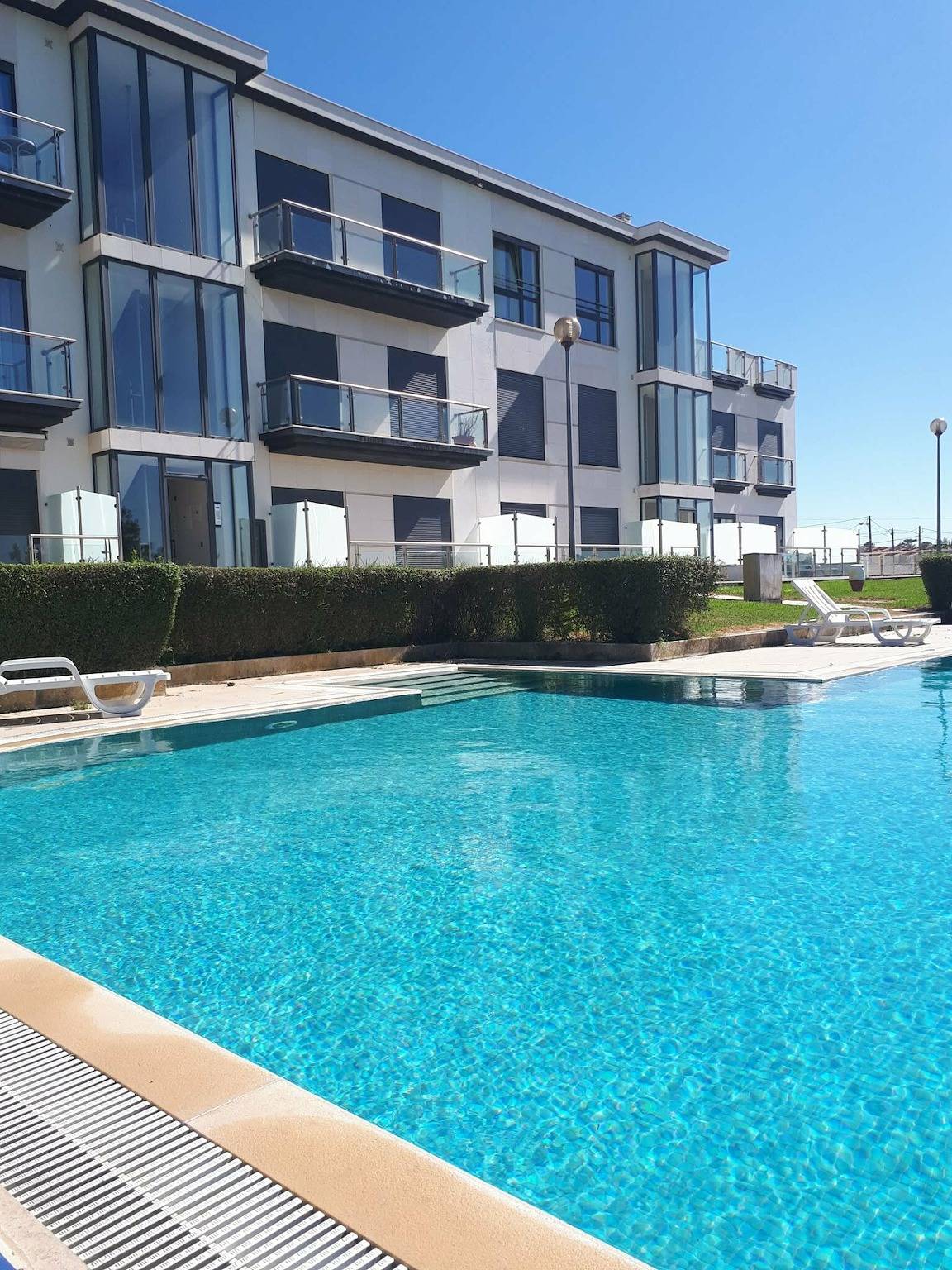 Apartamento inteiro, Apartamento T2 com piscina e jardim em São Martinho do Porto  in Praia de São Martinho do Porto, São Martinho do Porto