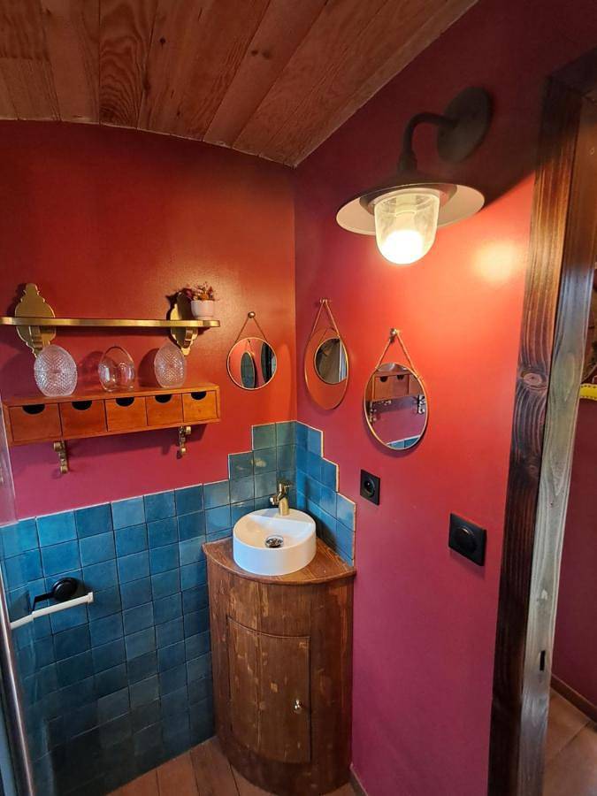 Location de vacances pour 2 personnes, avec Terrasse ainsi que Jardin et Vue à Les Fins - 2