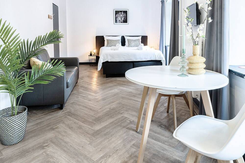 Ganze Wohnung, Moderne Studio mit eigener Küche, Bad und zwei Balkonen in einem historischen Gebäude. in Tilburg, Nordbrabant