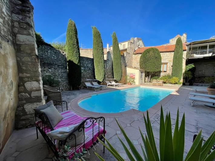 Alojamiento y desayuno para 2 personas, con terraza además de jardín y piscina - 1