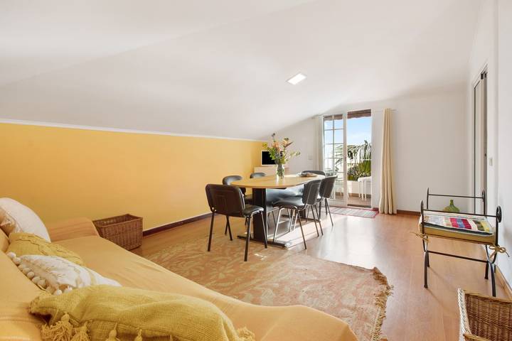 Entire apartment, Attic in 'Casa Amarela' with Sea & Mountain View, Wi-Fi, Garden, Parking & Garden in Caniço, Madeira