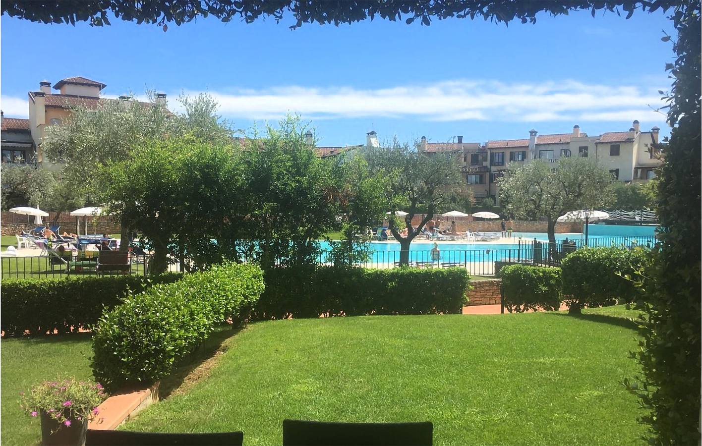 Entire holiday apartment, Cozy Apartment with Pool, Terrace & Parking in Peschiera del Garda, Garda Mountains