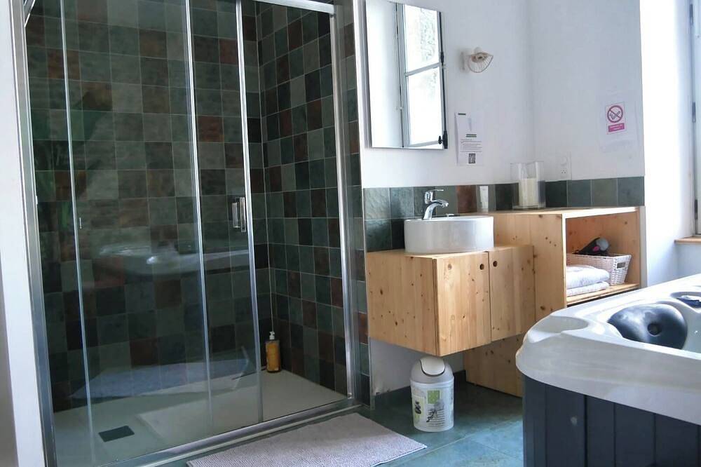 Entire apartment, Enjoy a sweet night with Jacuzzi in Fougères, Fougères-Vitré